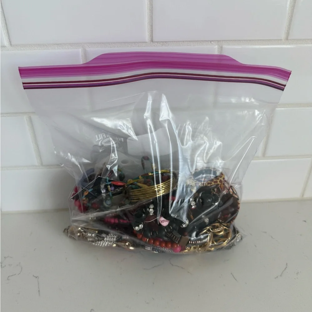 MYSTERY Jewlery BAG!!! all types of jewelry
2 pound bag of jewelry - Picture 3 of 3